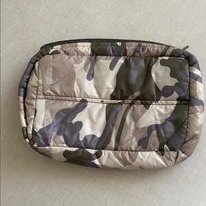 NWOT Anorak Samo Puffer Zipper Pouch 8”x6”